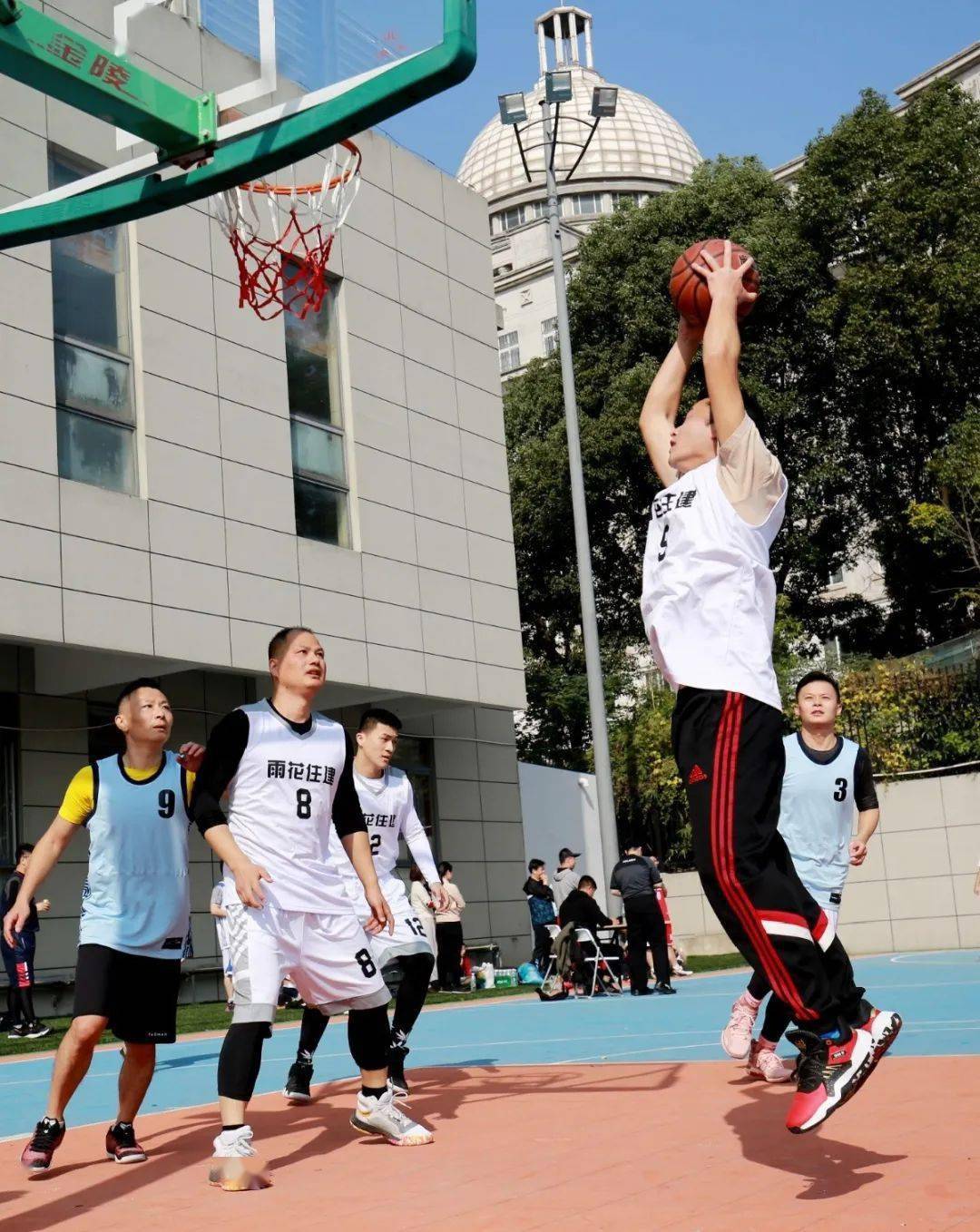 华盛顿奇才训练开放日;冲刺阶段外线爆发引欢呼;欧篮联在即;团队化学反应显著-九游网页版